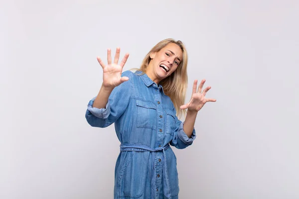 Vrouw Die Zich Verbijsterd Bang Voelt Bang Voor Iets Angstaanjagends — Stockfoto