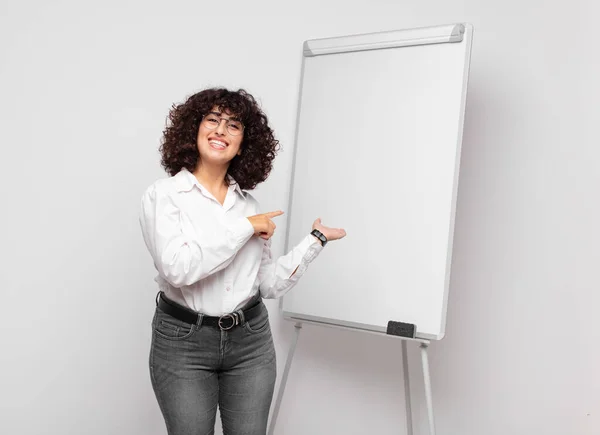 Frau Lächelt Fühlt Sich Glücklich Sorgenfrei Und Zufrieden Zeigt Auf — Stockfoto