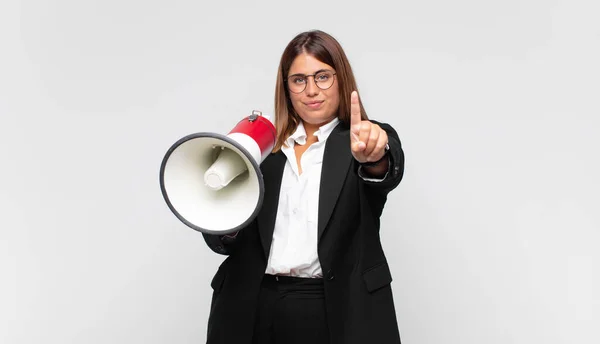 Junge Frau Mit Megafon Die Freundlich Lächelt Und Die Nummer — Stockfoto