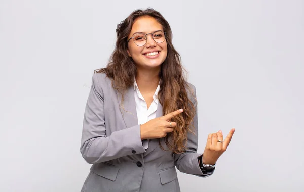 Mulher Sorrindo Feliz Apontando Para Lado Para Cima Com Ambas — Fotografia de Stock