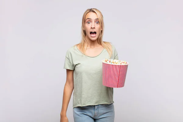 Young Woman Pop Corns Bucket Looking Very Shocked Surprised Staring — Stock Photo, Image