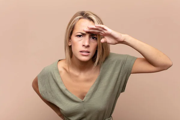 Mujer Desconcertada Asombrada Con Mano Sobre Frente Mirando Lejos Mirando —  Fotos de Stock