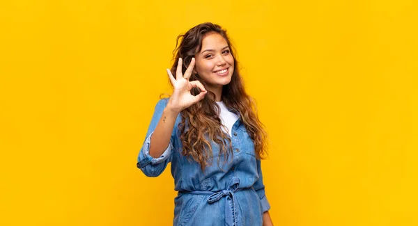 Mujer Sintiéndose Feliz Relajada Satisfecha Mostrando Aprobación Con Gesto Bien —  Fotos de Stock