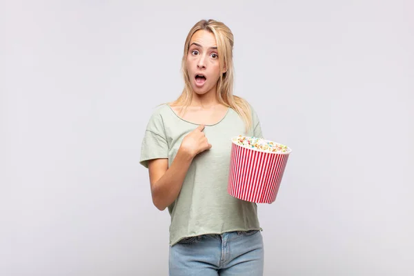 Young Woman Pop Corns Bucket Looking Shocked Surprised Mouth Wide — Stock Photo, Image