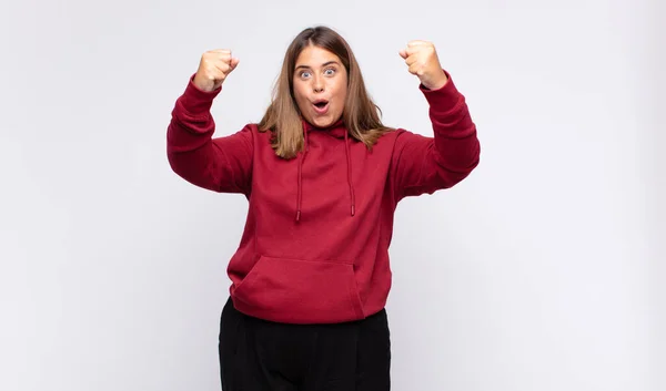 Junge Blonde Frau Feiert Einen Unglaublichen Erfolg Wie Eine Siegerin — Stockfoto