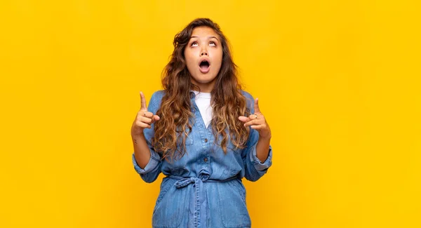 Woman Looking Shocked Amazed Open Mouthed Pointing Upwards Both Hands — Stock Photo, Image