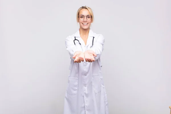 Ung Kvinna Läkare Ler Glatt Med Vänlig Säker Positiv Utseende — Stockfoto