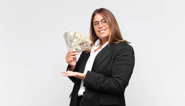 Mujer Joven Con Billetes Sonriendo Alegremente Sintiéndose Feliz Mostrando Concepto —  Fotos de Stock