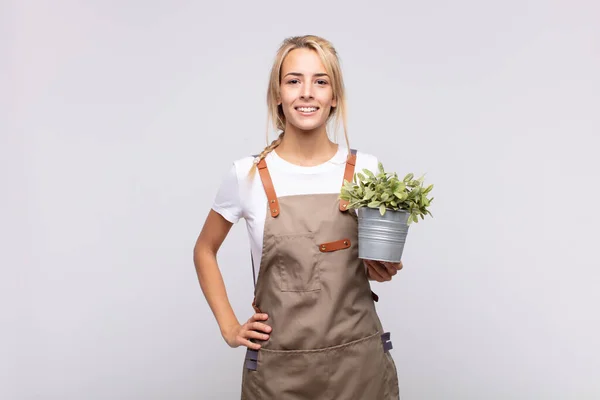 若い女性の庭師は喜んで手で笑顔で腰と自信 肯定的 誇りと友好的な態度 — ストック写真