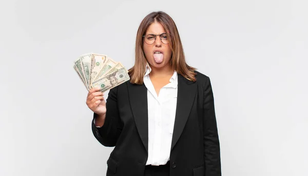Mujer Joven Con Billetes Sintiéndose Disgustada Irritada Sacando Lengua Detestando —  Fotos de Stock
