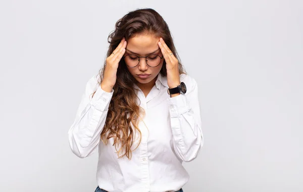Frau Wirkt Gestresst Und Frustriert Arbeitet Unter Druck Mit Kopfschmerzen — Stockfoto