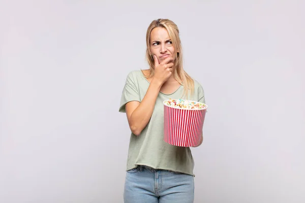 Young Woman Pop Corns Bucket Thinking Feeling Doubtful Confused Different — Stock Photo, Image