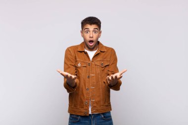  Son derece şok olmuş ve şaşırmış, endişeli ve paniklemiş hissediyorum, stresli ve korkmuş bir bakışla