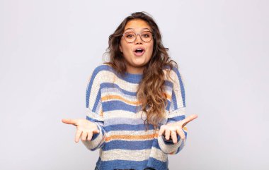 Kadın son derece şaşkın ve şaşırmış, endişeli ve panik içinde, stresli ve dehşete düşmüş bir bakışla