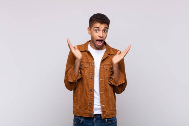  Mutlu ve heyecanlı görünüyordun. Beklenmedik bir sürprizle şoke olmuştun. İki elin de yüzü açıktı.