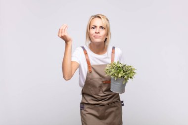 Genç kadın bahçıvan kapiş ya da para hareketi yapıyor, sana borçlarını ödemeni söylüyor.!