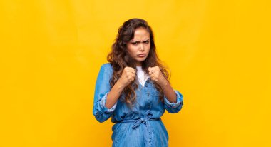 Kendine güvenen, sinirli, güçlü ve agresif bir kadın. Yumrukları boks pozisyonunda dövüşmeye hazır.