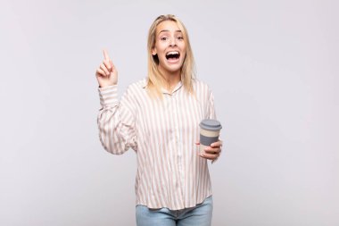 Bir fikri fark ettikten sonra mutlu ve heyecanlı bir dahi gibi hisseden genç bir kadın, neşeli bir şekilde parmağını kaldırıyor, eureka!