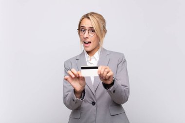 Genç, güzel sarışın kadın.