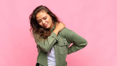 Kadın yorgun, stresli, endişeli, hayal kırıklığına uğramış ve depresyonda, sırtı ya da boynu ağrıyan