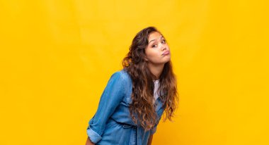 Şapşal, çılgın, şaşırmış bir yüzü olan, yanakları şişen, doldurulmuş, şişman ve yemekle dolu bir kadın.