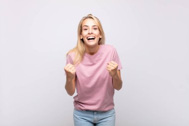 Başarılı bir şekilde bağıran, gülen, mutlu ve heyecanlı bir kadın.