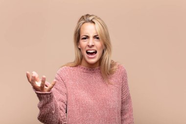 Kızgın, sinirli ve hayal kırıklığına uğramış bir kadın. Senin neyin var?