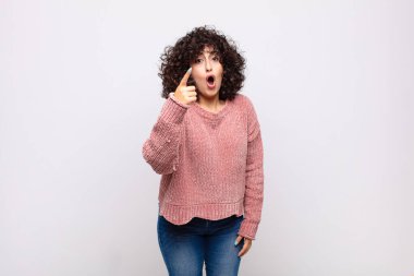 Kızgın ve agresif bir ifadeyle kameraya bakan bir kadın kızgın, çılgın bir patron gibi görünüyor.