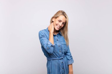 Neşeli ve kendinden emin bir şekilde gülen bir kadın. Sıradan, mutlu, dostane bir gülümsemeyle.