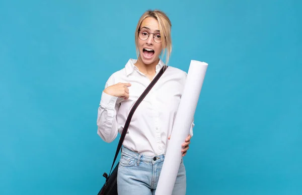 Jonge Architect Vrouw Kijken Geschokt Verrast Met Mond Wijd Open — Stockfoto