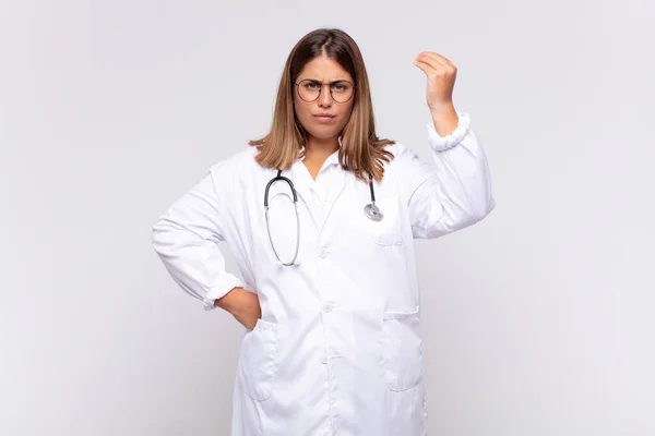 Jovem Médico Fazendo Capice Gesto Dinheiro Dizendo Lhe Para Pagar — Fotografia de Stock