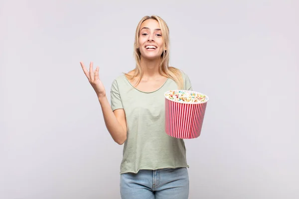 Young Woman Pop Corns Bucket Feeling Happy Surprised Cheerful Smiling — Stock Photo, Image