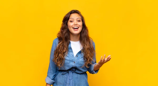 Mujer Sintiéndose Feliz Sorprendida Alegre Sonriendo Con Actitud Positiva Realizando — Foto de Stock