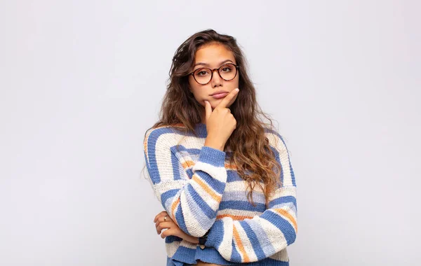 Mujer Con Aspecto Serio Reflexivo Desconfiado Con Brazo Cruzado Mano — Foto de Stock