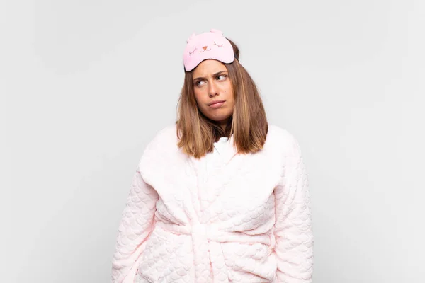 Ung Kvinna Bär Pyjamas Känner Sig Ledsen Upprörd Eller Arg — Stockfoto