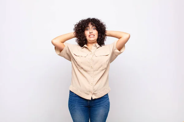 Donna Che Sente Stressata Preoccupata Ansiosa Spaventata Con Mani Sulla — Foto Stock