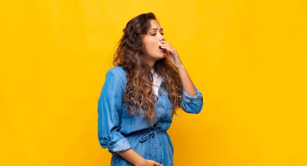 Mujer Bostezando Perezosamente Temprano Mañana Despertando Buscando Somnoliento Cansado Aburrido — Foto de Stock