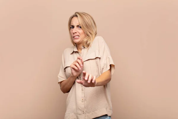 Vrouw Die Zich Walgelijk Misselijk Voelt Wegloopt Van Iets Smerigs — Stockfoto