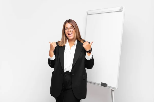 Mujer Sonriendo Alegremente Luciendo Feliz Sintiéndose Despreocupada Positiva Con Ambos — Foto de Stock