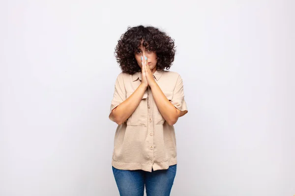 Mulher Sentindo Preocupada Esperançosa Religiosa Orando Fielmente Com Palmas Pressionadas — Fotografia de Stock