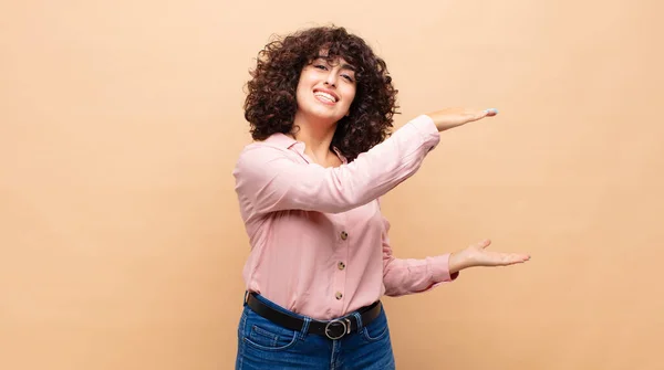 Kvinna Leende Känna Sig Lycklig Positiv Och Nöjd Hålla Eller — Stockfoto