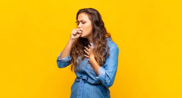 Mujer Sintiéndose Enferma Con Dolor Garganta Síntomas Gripe Tos Con — Foto de Stock