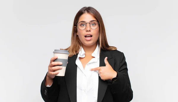 Giovane Donna Affari Con Una Sensazione Caffè Felice Sorpresa Orgogliosa — Foto Stock