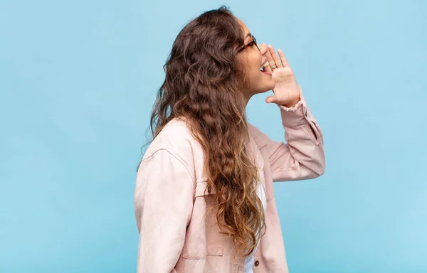 Vrouw Profiel Bekijken Kijken Blij Opgewonden Schreeuwen Bellen Ruimte Kopiëren — Stockfoto