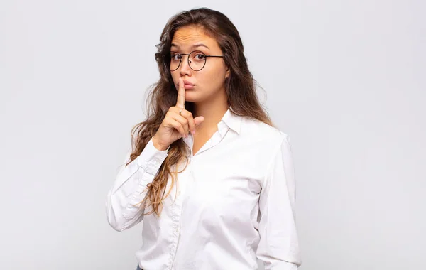 Donna Che Chiede Silenzio Silenzio Gesticolando Con Dito Davanti Alla — Foto Stock