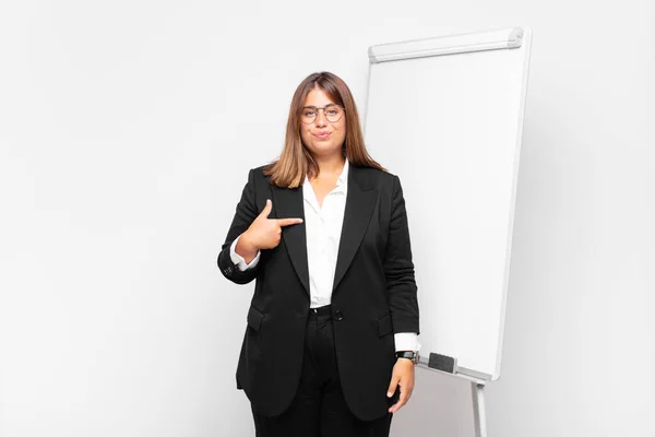 Mujer Que Orgullosa Segura Feliz Sonriendo Señalándose Misma Haciendo Señal —  Fotos de Stock