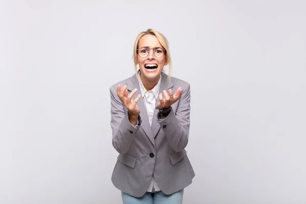 Jovem Empresária Olhando Desesperado Frustrado Estressado Infeliz Irritado Gritando Gritando — Fotografia de Stock