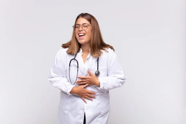 Jovem Médico Rindo Voz Alta Alguma Piada Hilariante Sentindo Feliz — Fotografia de Stock