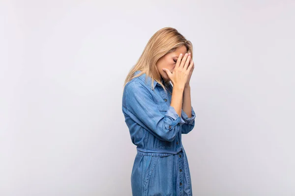 Mujer Cubriendo Los Ojos Con Las Manos Con Una Mirada — Foto de Stock