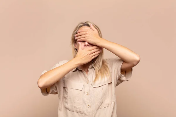 Mujer Cubriendo Cara Con Ambas Manos Diciendo Cámara Rechazar Imágenes — Foto de Stock